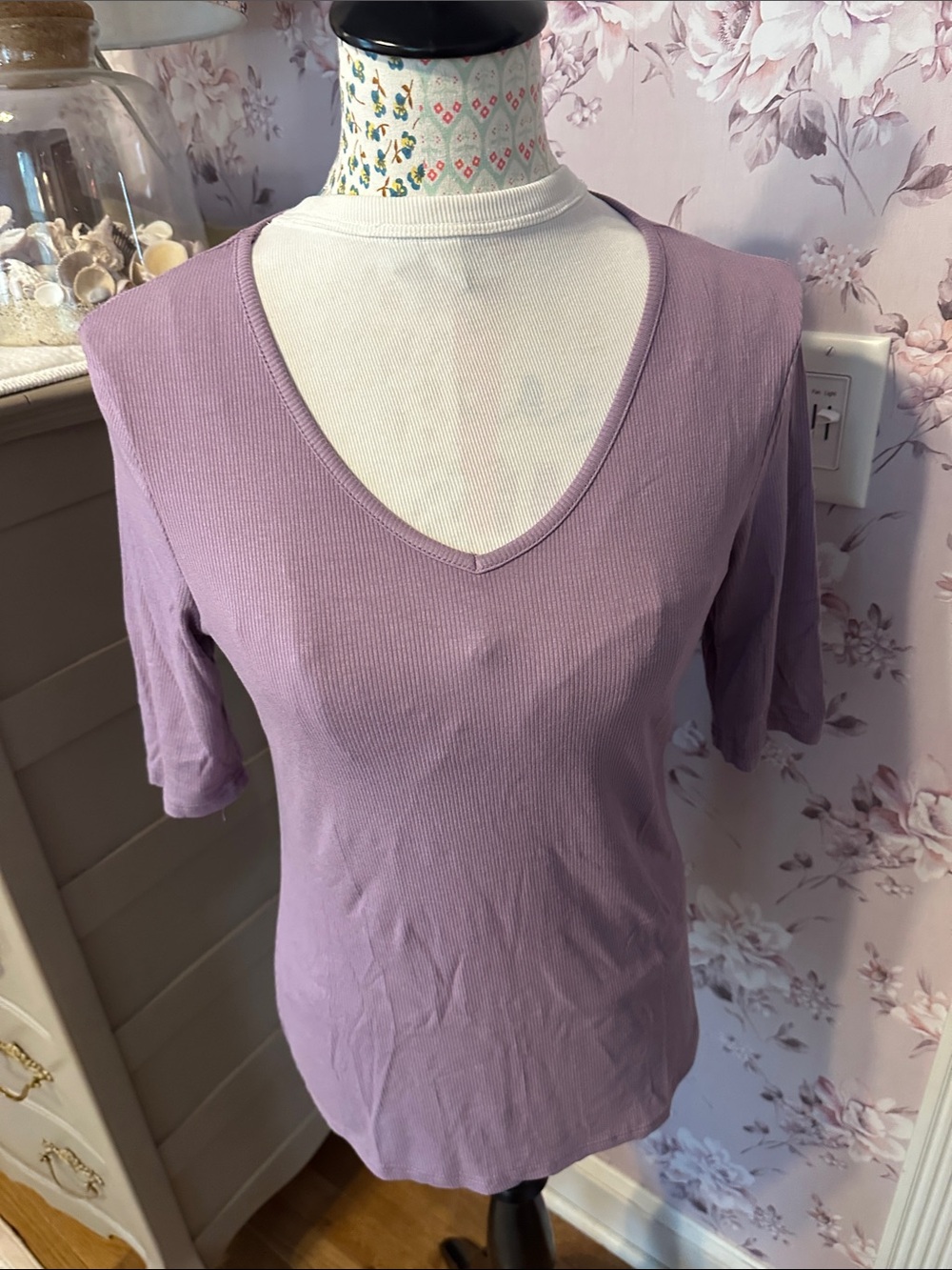V-Neck Short Sleeve Ribbed Tee in Lavender